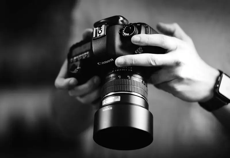 دوربین عکاسی حرفه‌ای در دست فیلمبردار
