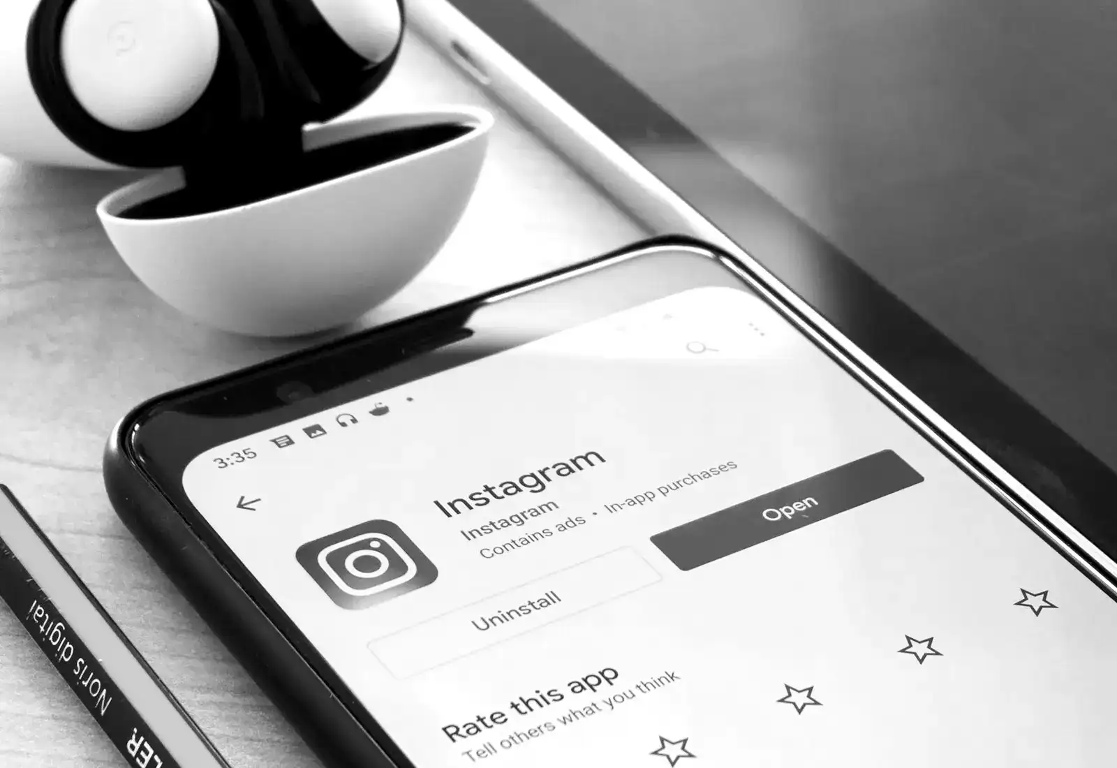موبایل با اپلیکیشن اینستاگرام